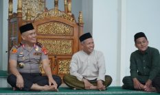 Sholat Dzuhur di Masjid Raya Suada, Kapolda Sulbar Titip Doa untuk Amanah Tugas