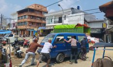 Polri Bersama Masyarakat, Personel Polsek Mamuju Bantu Pengaturan Lalu Lintas di Pasar Lama
