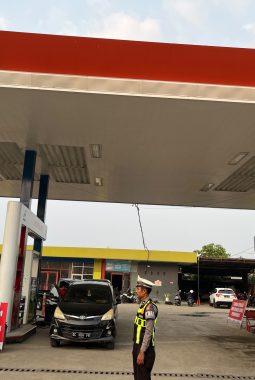 Cegah Kelangkaan BBM, Polresta Mamuju Terjunkan Personel ke Sejumlah SPBU