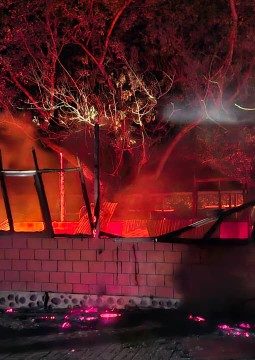 Bangunan Wisata Pantai Malauwa Ludes Terbakar, Damkar Mamuju Berjibaku Padamkan Api
