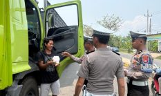 Sempat Kaget Dikira Razia, Sopir Lintas Daerah Penuh Senyuman Dapat Paket Makan Gratis dari Polantas Sulbar