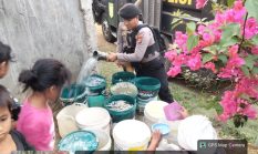 Polisi Bersama Masyarakat, Polresta Mamuju Salurkan Air Bersih Pakai Mobil AWC