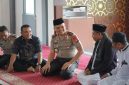 Foto: Kapolda Sulawesi Barat (Sulbar) Irjen Pol Totok Suharyanto turun langsung menyapa masyarakat melalui program Jumat Keliling (Jumling) di Masjid Al-Ikhlas, Desa Bambu, Kecamatan Mamuju, Kabupaten Mamuju, Jumat (23/10/2026).
