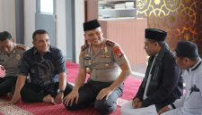Foto: Kapolda Sulawesi Barat (Sulbar) Irjen Pol Totok Suharyanto turun langsung menyapa masyarakat melalui program Jumat Keliling (Jumling) di Masjid Al-Ikhlas, Desa Bambu, Kecamatan Mamuju, Kabupaten Mamuju, Jumat (23/10/2026).