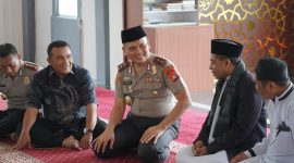Foto: Kapolda Sulawesi Barat (Sulbar) Irjen Pol Totok Suharyanto turun langsung menyapa masyarakat melalui program Jumat Keliling (Jumling) di Masjid Al-Ikhlas, Desa Bambu, Kecamatan Mamuju, Kabupaten Mamuju, Jumat (23/10/2026).