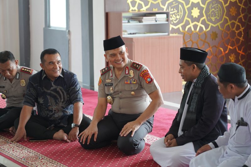 Foto: Kapolda Sulawesi Barat (Sulbar) Irjen Pol Totok Suharyanto turun langsung menyapa masyarakat melalui program Jumat Keliling (Jumling) di Masjid Al-Ikhlas, Desa Bambu, Kecamatan Mamuju, Kabupaten Mamuju, Jumat (23/10/2026).
