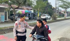 Wakapolres Mamuju Tengah Turun ke Jalan, Edukasi Pengendara dan Bantu Anak Sekolah