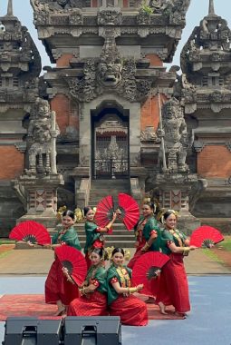 Tari Tenggang-Tenggang Lopi Memukau TMII, Sulbar Pamerkan Budaya di Panggung Nasional